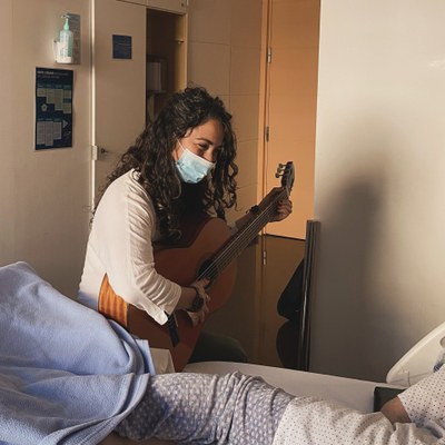 Laia Font, en una activitat de musicoteràpia a l'Hospital Nostra Senyora de Meritxell