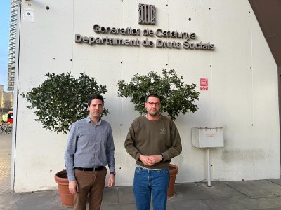 Joan Barrera i Bernat Lavaquiol, davant la seu del Departament de Drets Socials de la Generalitat