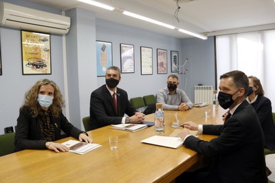Bernat Solé, amb l'actual alcaldessa d'Agramunt, Sílvia Fernández (Foto: ACN)