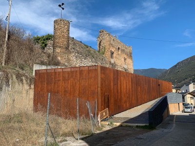 L'edifici de la nova biblioteca comarcal de Sort, sota el castell comtes de Pallars (Foto: ACN)