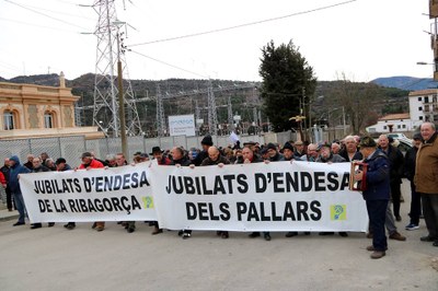 Protesta de jubilats i empleats d'Endesa, a la Pobla de Segur (Foto: ACN)