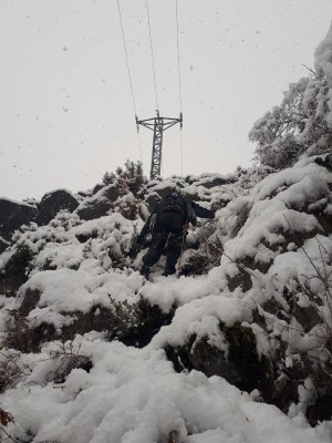 Operari d'Endesa intentant accedir a una torre de subministrament elèctric a la Ribera d'Urgellet (Foto: ACN)