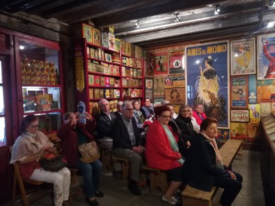 Visita de gent gran de la Seu a les botigues-museu de Salàs de Pallars