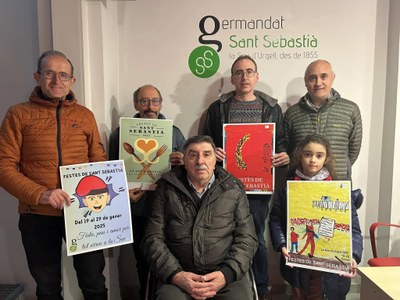 Fotografia de membres de la junta de la Germandat de Sant Sebastià amb premiats del Concurs de Cartells