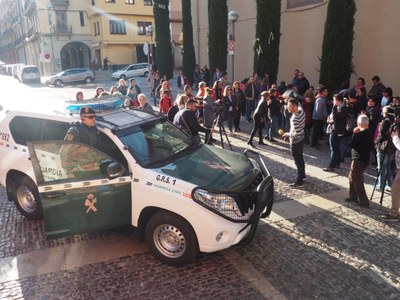 Agents de la Guàrdia Civil surten de l'Ajuntament de la Seu després de l'escorcoll