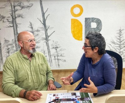 David Isern lliura a Urgell Escribà el xec dels diners recollits per a la Fundació Privada Integra Pirineus (Foto: Fundació Integra Pirineus)