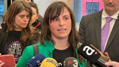 L'activista andorrana en defensa del dret a l'avortament al Principat i presidenta d'Stop Violències, Vanessa Mendoza Cortés, rebent una abraçada després de conèixer la sentència sobre el seu cas (Foto: ACN/Albert Lijarcio)