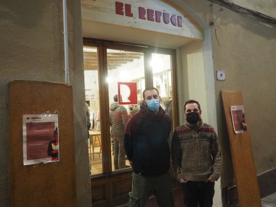 Pol Maese i Miquel Albero, a la porta de la llibreria El Refugi