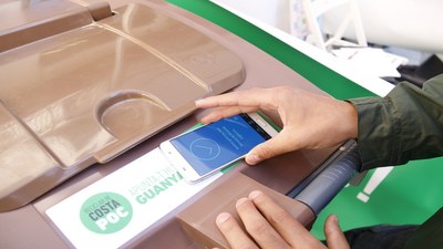 Prova pilot amb un telèfon mòbil amb l'aplicació de la Mancomunitat d'Escombraries de l'Urgellet (Foto d'arxiu: ACN)