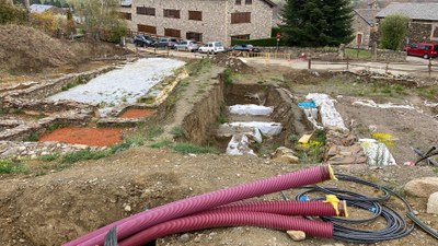 Les noves conduccions per on passen les línies de servei d'electricitat i gas, a la zona del fòrum de Iulia Libica a Llívia, on al maig arrencarà la campanya d'excavacions d'enguany (Foto: ACN)