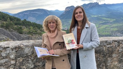 Rosa Sarradell i Noemí Tugues, filla i neta de l'alumne que més es va implicar en la revista escolar 'Narieda' (Foto: ACN)