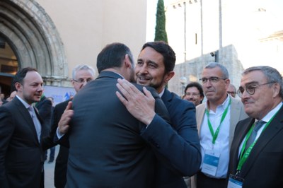 Damià Calvet, abraçant al ministre de Foment en funcions, José Luis Ábalos, a la seva arribada a la Seu per cloure la 30a Trobada Empresarial al Pirineu (Foto: ACN)