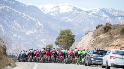 La Volta 2019 al pas per la C-16, amb el Puigllançada al fons (@VoltaCatalunya)