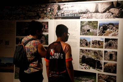 Visitants a l'exposició a l'Ecomuseu de les Valls d'Àneu (Foto: ACN)