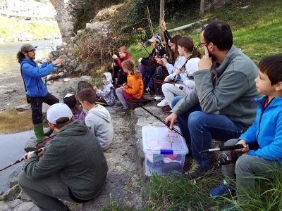Classe de pesca per a infants (Foto: Escola de Pesca del Pallars)