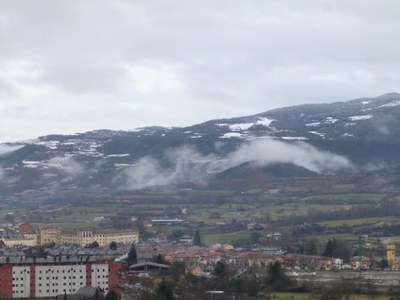 La nevada d'aquest dijous ha arribat puntualment a la Seu d'Urgell i ha quallat a prop de pobles com Alàs (Foto: RàdioSeu)