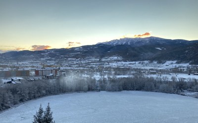 La Seu d'Urgell, amb el Cadí al fons, aquest matí (Foto: Ignasi Cervera)