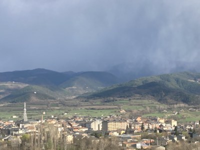 Cortina de precipitació damunt del Cadí, aquesta tarda, des de Castellciutat