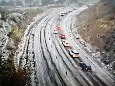 Nevada i cues a la C-16 al municipi de Cercs, aquest diumenge al vespre (Webcam SCT)
