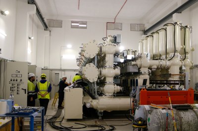 L'interior de l'edifici de la nova subestació amb operaris treballant-hi (Fotos: ACN/Marc Codinas)
