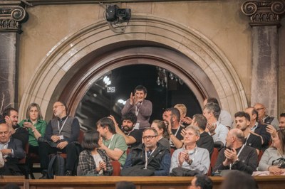La pastora més vella de Catalunya, Marina Vilalta, i d'altres representants de la pagesia aplaudeixen durant la intervenció de les organitzacions agràries al Parlament (Foto: Parlament de Catalunya)