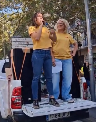 Discurs de Laia Angrill davant la seu del Departament d'Agricultura, en la tractorada organitzada aquest dimecres a Barcelona (Imatge: Laia Angrill)