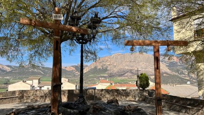 Dues de les creus instal·lades al nucli antic d'Oliana per celebrar la Passió Viva (Foto: ACN)