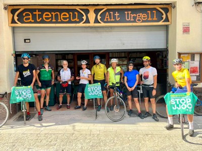 Els participants de la PedalaPirineu, a la porta de l'Ateneu Alt Urgell
