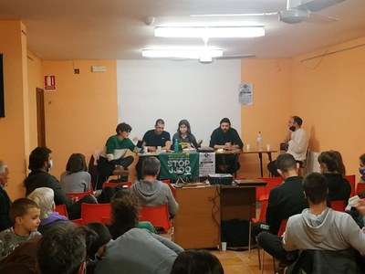 Una de les xerrades dutes a terme a Osca per la Plataforma Stop JJOO (Foto: Plataforma Stop JJOO)