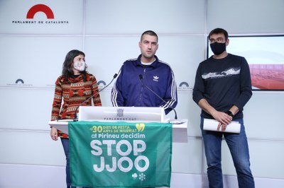 Roda de premsa de la Plataforma Stop JJOO, amb el portaveu, Bernat Lavaquiol, davant del faristol, amb dos integrants de l'entitat, Núria Sauquillo i Jaume Solé (Foto: ACN)