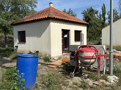 Un dels bungalous de la zona de l'estació de la Pobla de Segur que s'està rehabilitant per poder allotjar estudiants (Foto: ACN/Marta Lluvich)