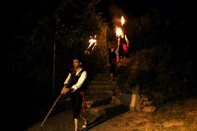 Baixada simbòlica de les falles a la Pobla de Segur (Foto: ACN)