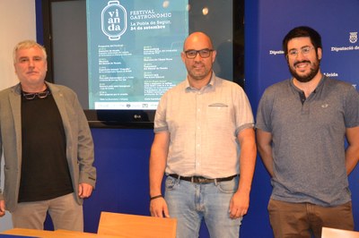 L'alcalde de la Pobla de Segur, Marc Baró; el regidor de Promoció Econòmica, Josep Maria Tirbió, i el tècnic de dinamització, Dario Albert, presentant a la Diputació de Lleida la primera edició del festival gastronòmic ‘Vianda’ (Foto: Diputació de Lleida)