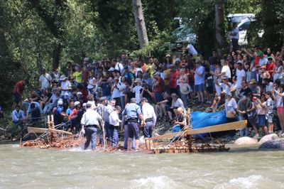 El públic aplaudeix i fotografia l'arribada d'un dels rais al Pont de Claverol (Foto: ACN)