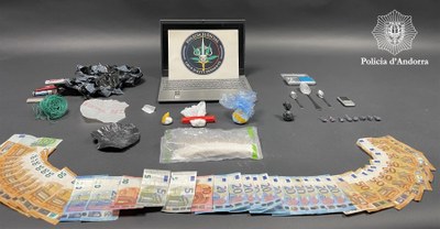 Material i diners comissats en l'operació antidroga a Andorra la Vella (Foto: Policia d'Andorra)