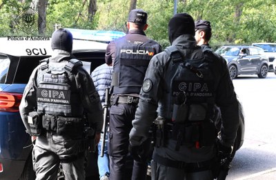 Extradició, des de la frontera del riu Runer, d'un presumpte criminal reclamat per la justícia xilena (Foto: Policia d'Andorra)