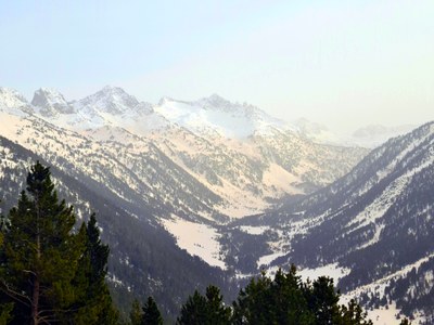 La zona de la vall de Ruda, a la Val d'Aran, amb la neu tenyida de marró per la pols sahariana (Autor: ACN)
