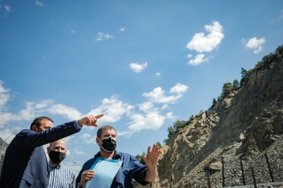 Visita de Jordi Torres a la zona de la Portalada, a Sant Julià de Lòria (Foto: Govern d'Andorra)