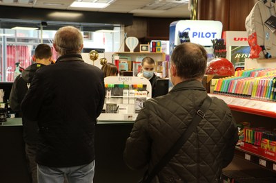 Dos compradors a la cua d'una llibreria d'Andorra que ha reobert aquest dilluns (Foto: ANA)