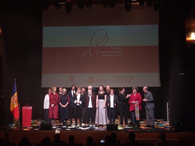 Les guardonades dels Premis Internacionals Ramon Llull 2022, amb diverses autoritats al final de la gala de lliurament a l'Auditori Nacional d'Andorra situat a Ordino (Foto: Govern d'Andorra)