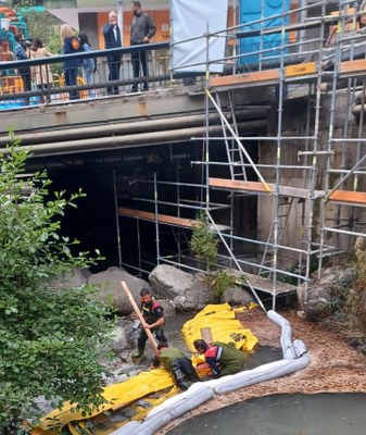 Els Bombers treballen per contenir el vessament d'hidrocarburs al riu Valira, a Escaldes-Engordany (Foto: Bombers d'Andorra)