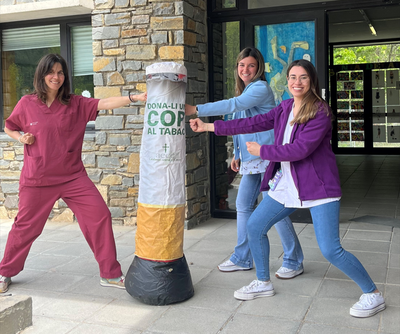 L'equip d’atenció primària del Pont de Suert ha col·locat al centre una cigarreta gegant per fer-hi boxa (Foto: Salut) 