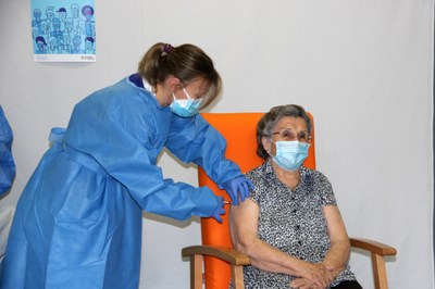 Leocàdia Peña, primera habitant de l'Alt Pirineu i Aran que rep el vaccí contra la COVID-19 (Foto: ACN)