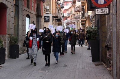 Manifestació pel centre de Puigcerdà, aquest dimecres, en protesta pel tancament perimetral de la Cerdanya (Foto: ACN)