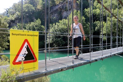 Senyal al pont penjant de Mont-rebei per advertir del risc de despreniments, l'estiu passat (Foto: ACN)