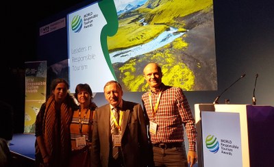 Constantí Aranda, amb responsables d'El Cinquè Llac, al lliurament dels World Responsible Tourism Awards (Foto: CC Pallars Jussà)