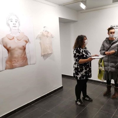 Inauguració de l'exposició 'Que nos zurzan', de Sandra March (Foto: Ajuntament de la Seu d'Urgell)