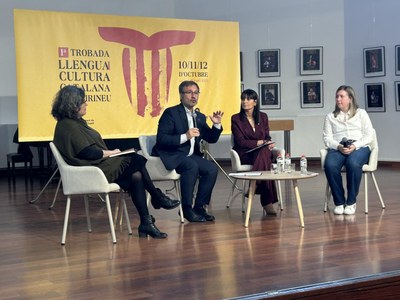  Taula rodona amb el conseller de Política Lingüística de la Generalitat, F. Xavier Vila; la ministra de Cultura del Govern d’Andorra, Mònica Bonell; la presidenta d’Acció Cultural del País Valencià, Anna Oliver, i la presidenta de Cultura Activa d’Andorr