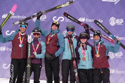 Podi dels equips sèniors en relleus mixtos a la Copa d'Espanya d'Arinsal (Foto: Diana Martin/ComunicAND)