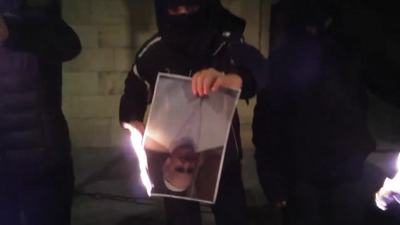 Crema d'una foto del papa Francesc en el marc de la manifestació nocturna del 25-N (Imatge: Arran Alt Urgell)